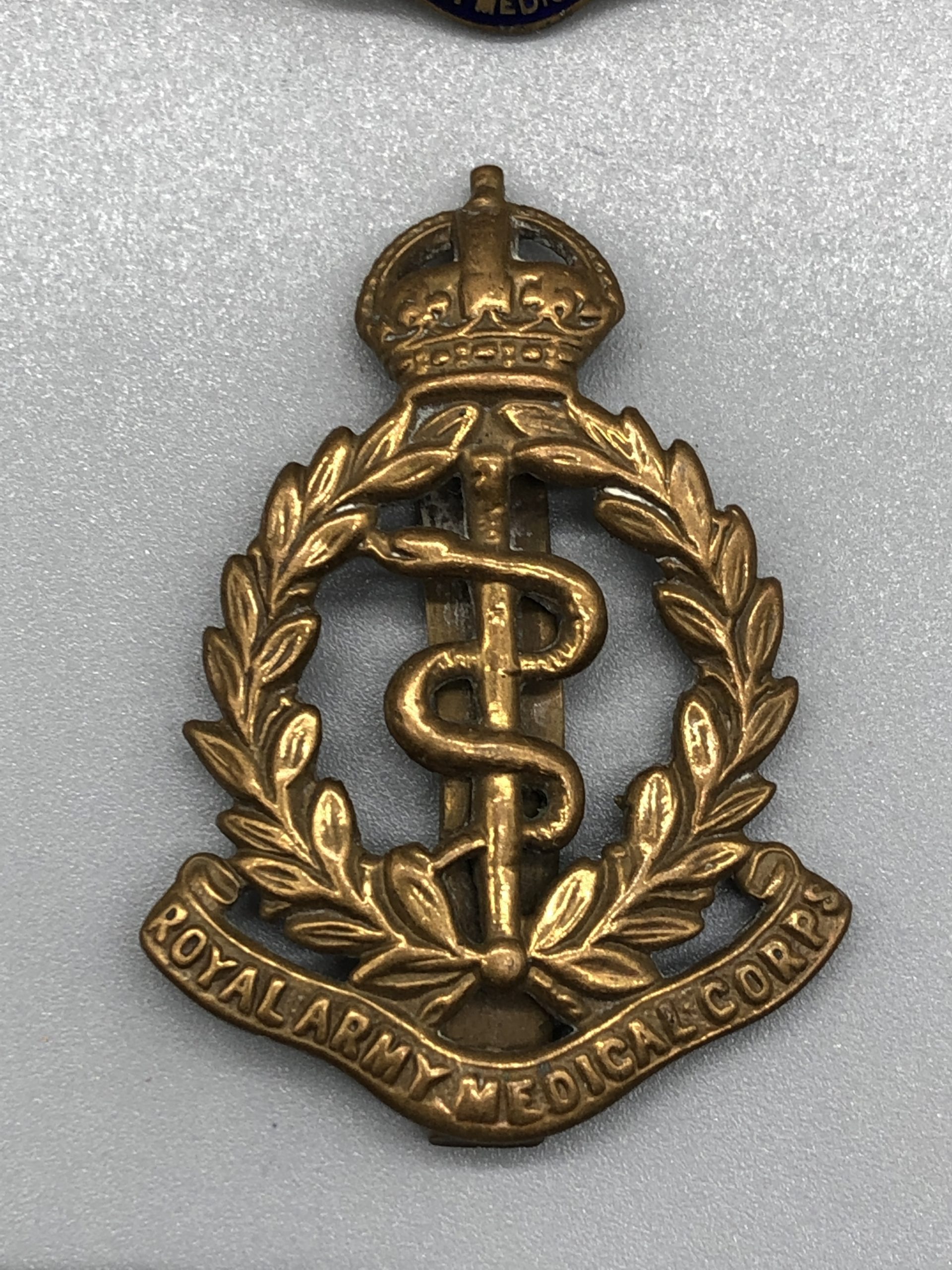GB UK Barettabzeichen Medical Corps bunt auf blau bunt auf dunkelblau