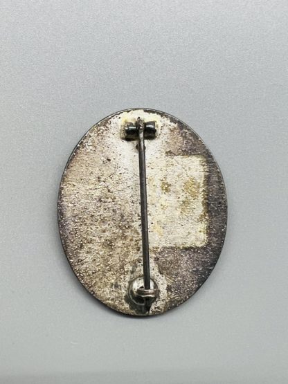 WW2 German Silver Wound Badge, reverse image of vertical catch