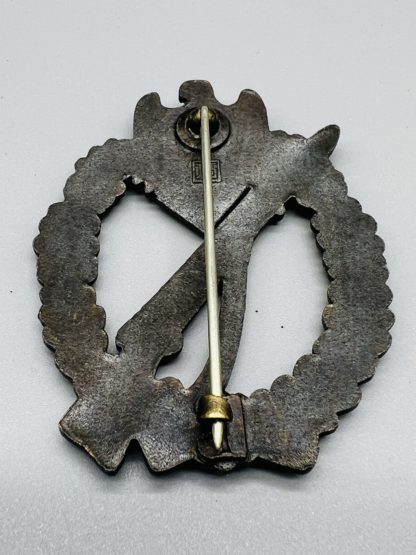 Infantry Assault Badge Bronze, reverse image with vertical catch and ball hinge