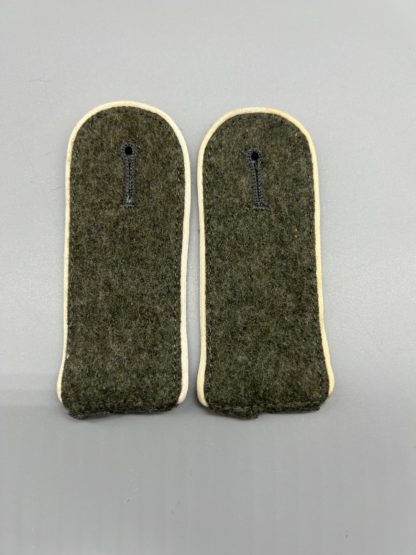 Heer M44 EM Shoulder Boards, with white piping