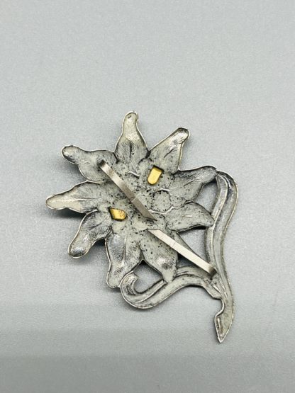 Edelweiss Gebirgsjager M43 Cap Badge, reverse with prongs