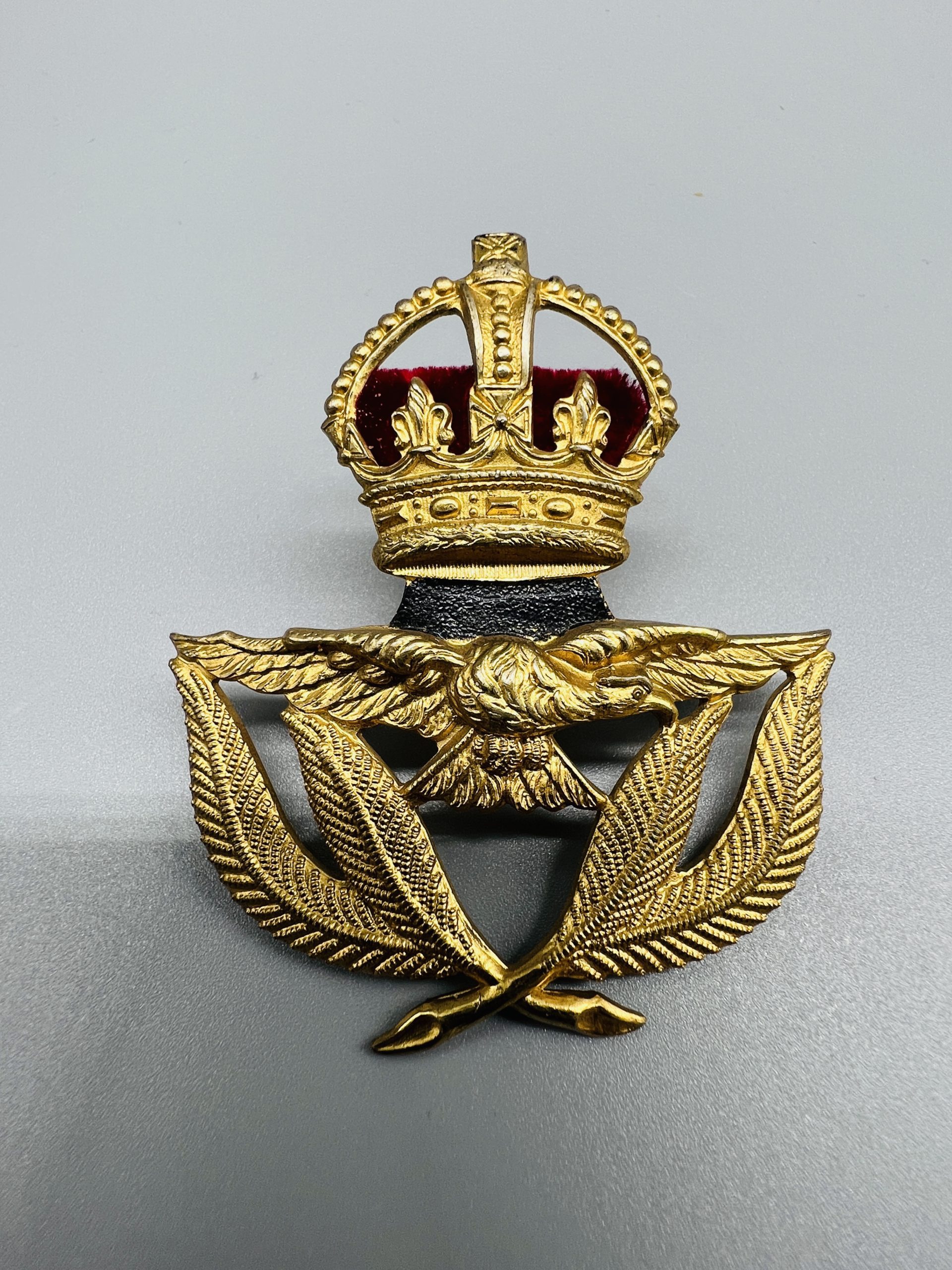 Royal Air Force Warrant Officers Gilt Metal Cap Badge I Militaria