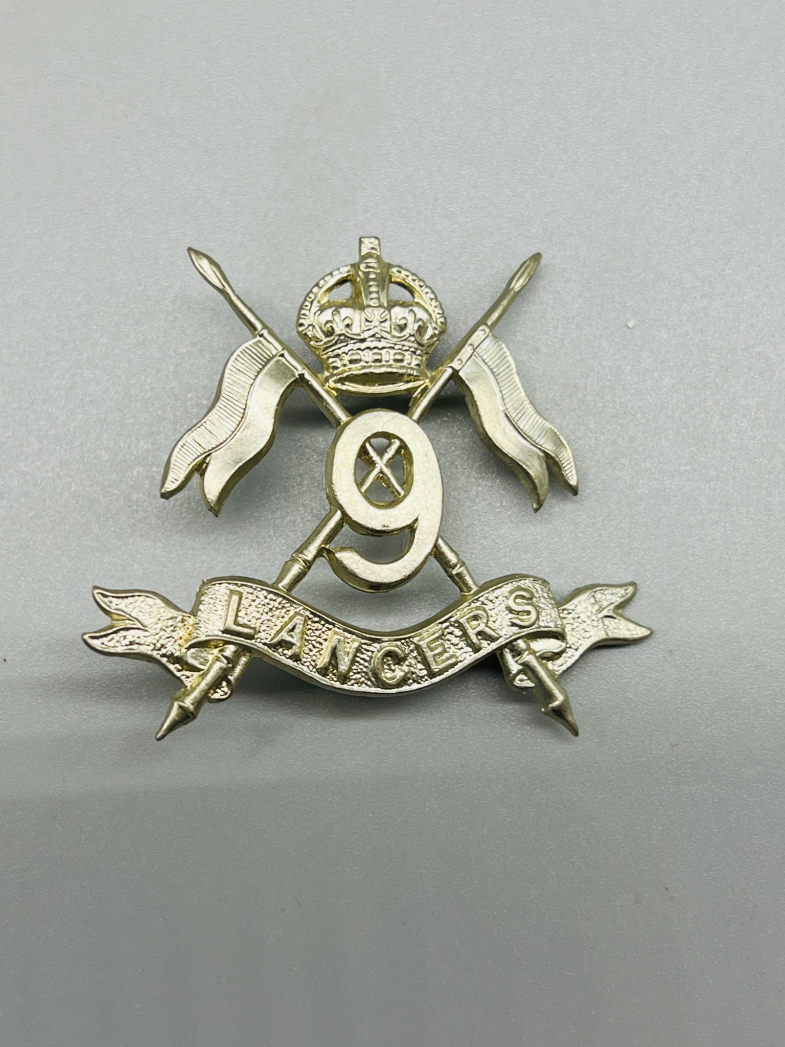 British 9th Queen's Royal Lancers Cap Badge I British Militaria