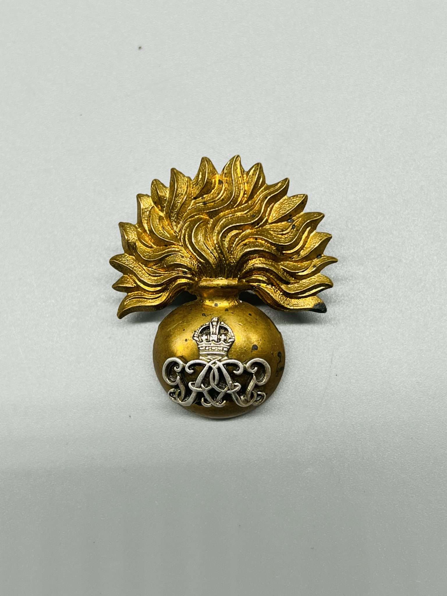 Grenadier Guards GVI Warrant Officers Cap Badge I Militaria