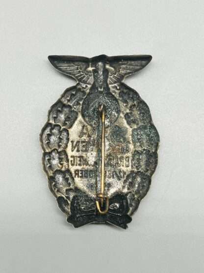 Brunswick Rally Badge 1931, the reverse is hollow back.