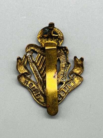 A WW1 Tyneside Irish Northumberland Fusiliers Cap Badge, reverse image with slider.