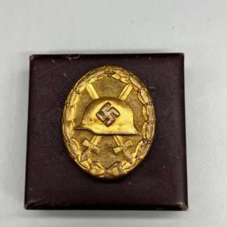 A gold wound badge with by Hauptmünzamt with presentation case.