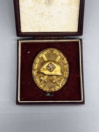 A gold wound badge with by Hauptmünzamt with presentation case, lined in burgundy felt and rayon lid linning.
