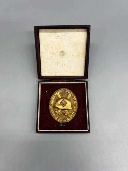 A gold wound badge with by Hauptmünzamt with presentation case.