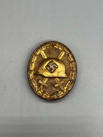 A WW2 German gold wound badge with by Hauptmünzamt.