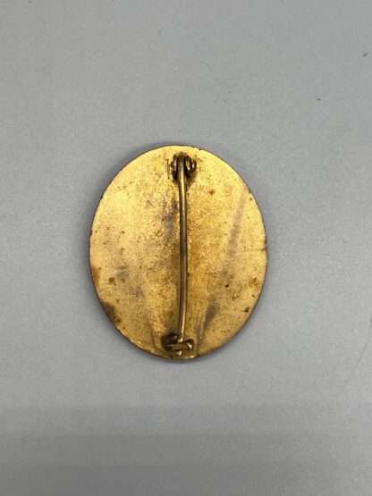 A reverse photo of a WW2 German gold wound badge, unmarked but attributed to Hauptmünzamt, Wein.