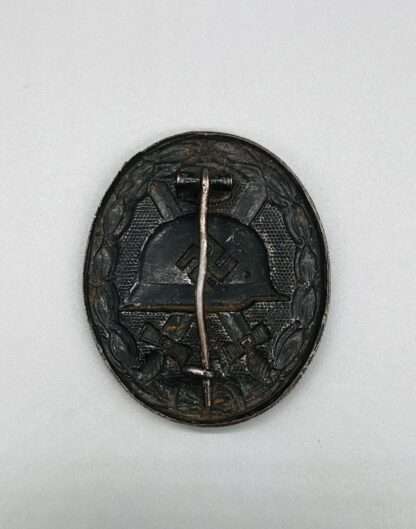 A reverse image of a WW2 German Wound Badge Black.