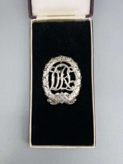 A WW2 German DRL Sports Badge Silver, plaved in presentation case.