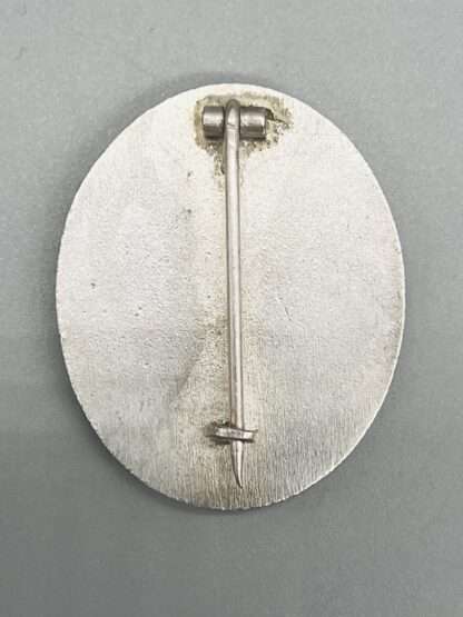 An reverse image of a WW2 German wound badge in silver.