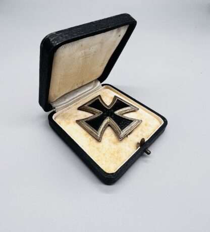 A Iron Cross EK1 By Rudolf Souval with presentation case with lid open.