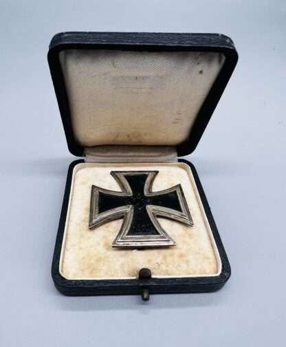 A Iron Cross EK1 By Rudolf Souval with presentation case with linned in white rayon.