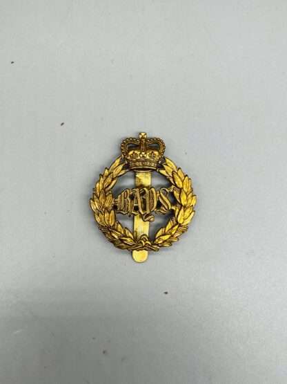 A 2nd Dragoon Guards (Queens Bays) regimental cap badge, die-stamped in brass.