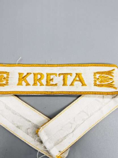 Kreta cuff title (Ärmelband) constructed in white cotton.