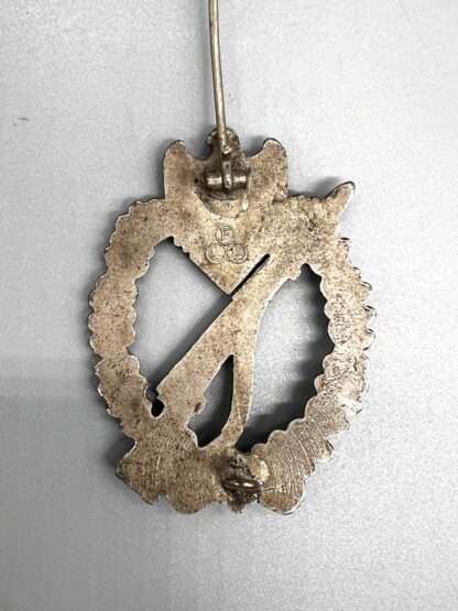 A reverse image of WW2 German Infantry Assault Badge Silver by FLL