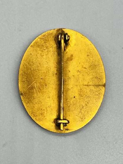 A reverse image of a WW2 German Gold Wound Badge, unmarked but attributed to Hauptmünzamt.