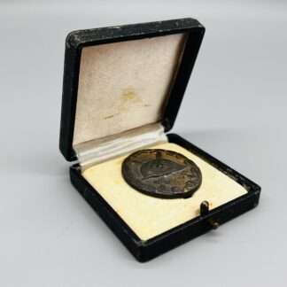 A WW2 Gold Wound Badge By Eugen Schmidthauße complete with presentation case.