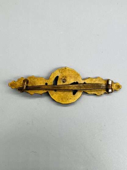 A revesre photo of WW2 Luftwaffe Reconnaissance Clasp bronze, constructed in tombac unmarked but attributed to C.E. Juncker, Berlin.