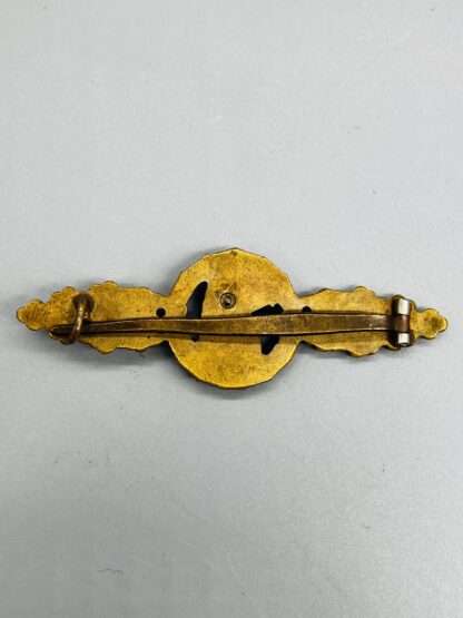 A revesre image of a WW2 Luftwaffe Reconnaissance Clasp bronze, constructed in tombac unmarked but attributed to C.E. Juncker, Berlin.