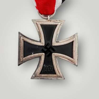 An Iron Cross 1939 EK2 By Alois Rettenmaie marked '16'.