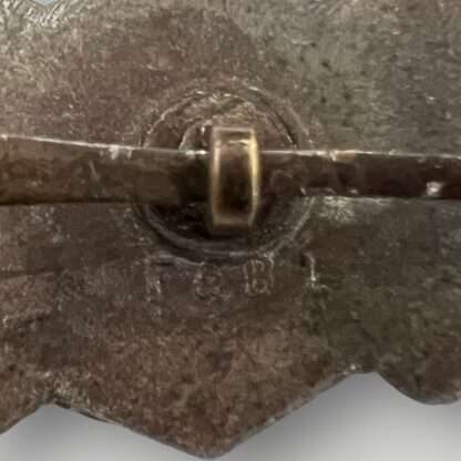 Reverse image of a WW2 German Close combat clasp in bronze by Funcke & Brünninghaus catch.
