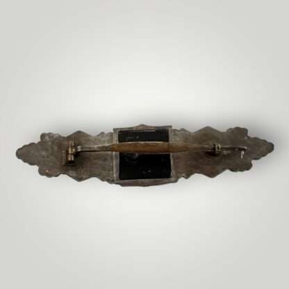Reverse image of a WW2 German Close combat clasp in bronze by Funcke & Brünninghaus.