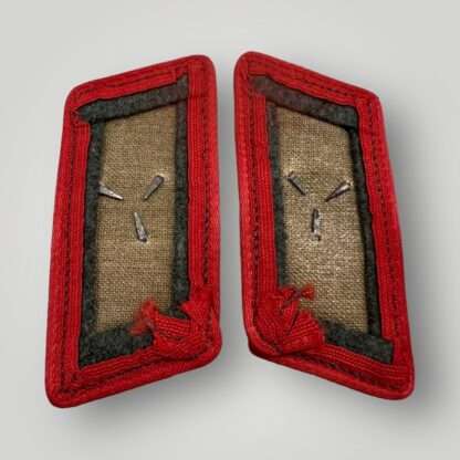 Reverse image of a WW2 German Heer Panzer Stug collar tabs, with red pipping