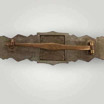 Reverse image of a WW2 German Close Combat Clasp in Bronze By FLL.