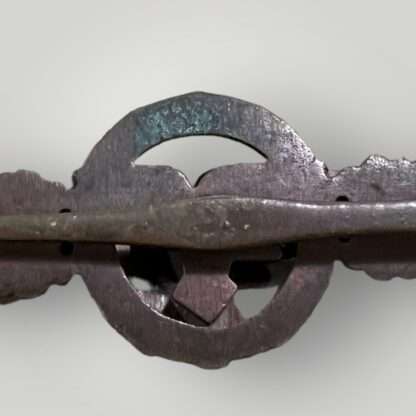 Reverse image of a Luftwaffe Transport And Glider Squadron Clasp in bronze, with fluted pin.