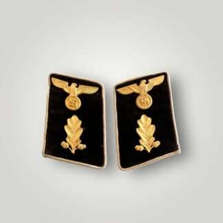 A scarce set of NSDAP Kreis Abschnittsleiter collar tabs, constructed in brown velvet piped with white cord, complete with a gold eagle and oakleaf attached indicating the rank of Kreis Abschnittsleiter.