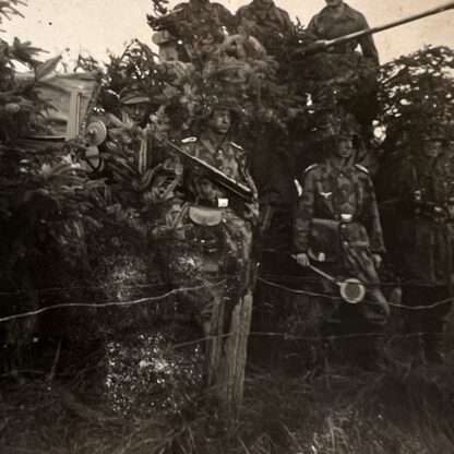 A photo of WW2 Luftwaffe Felddivision crew and flak gun.