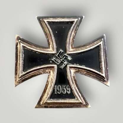 An early Schinkel Iron Cross 1st Class 1939 was produced by Schauerte & Hohfeld, featuring a three-part construction, non-magnetic with nice blackened factory finish with a nice patina