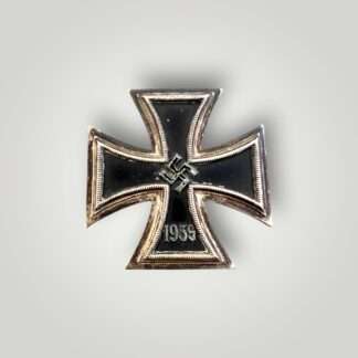 An early Schinkel Iron Cross 1st Class 1939 was produced by Schauerte & Hohfeld, featuring a three-part construction, non-magnetic with nice blackened factory finish with a nice patina