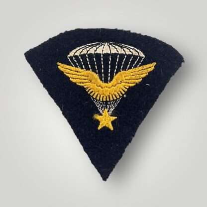 A Free French WW2 SAS paratrooper wings, machine embroidered in white, gold, and black thread on dark blue woollen backing.