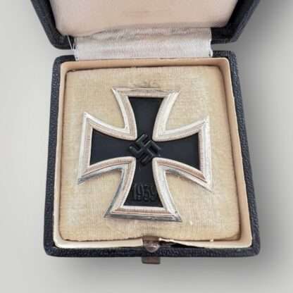 A WW2 Iron Cross 1st Class in its presentation case, linned with rayon and felt.