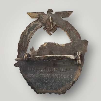 Reverse image of an original Kriegsmarine E-Boat Badge by Schwerin 2nd Pattern, constructed in zinc, stamped with makers mark "FEC W E PEEKHAUS BERLIN AUSF SCHWERIN BERLIN 68".