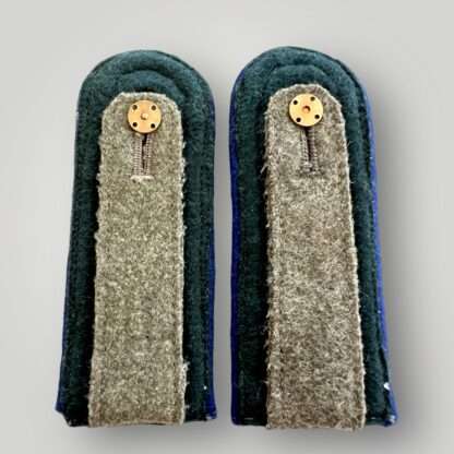 Reverse image of a set of Heer Heer Medical Sanitäts Unteroffizier shoulder boards, complete with purple pipping.