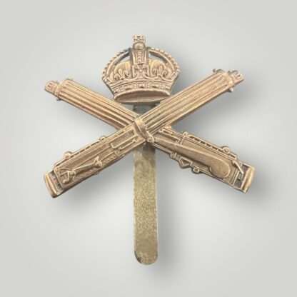 British WW1 Machine Gun Corp Cap Badge, constructed in brass. The badge depicts crossed Vickers machine guns surmounted by an Imperial (King's) crown.