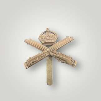 British WW1 Machine Gun Corp Cap Badge, constructed in brass. The badge depicts crossed Vickers machine guns surmounted by an Imperial (King's) crown.