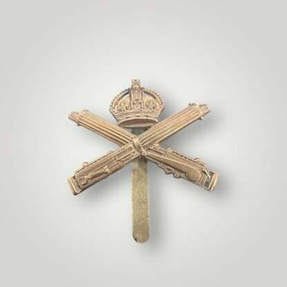 British WW1 Machine Gun Corp Cap Badge, constructed in brass. The badge depicts crossed Vickers machine guns surmounted by an Imperial (King's) crown.