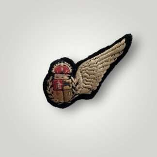 A SAAF WW2 Observer Wings, machine embroidered. The insignia depicts the South African Coat of Arms surrounded by a laurel leaf and surmounted by the Kings crown with a single outstretched wing.