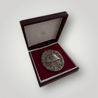 An early WW2 German silver wound badge by Hauptmünzamt with the presentation case, made from tombac with beautiful patina.