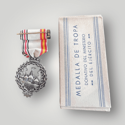 Reverse image of Spanish Russian Front Campaign Medal 1941, with presentation box. The medal is die stamped in silvered bronze complete with orginal ribbon and horizontal hanger.